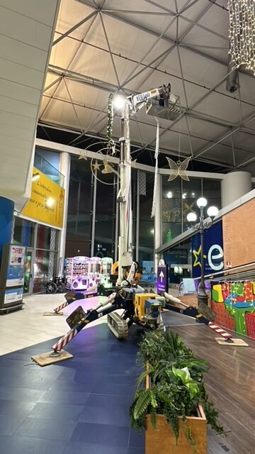 Smontaggio luminarie di Natale con il nostro Ragno in funzione elettrica a zero emissioni e zero rumore presso C.C Neapolis Napoli
