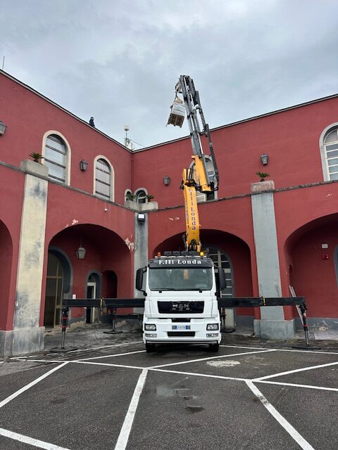 Sollevamento nuova caldaia con l’ausilio della nostra gru compatta e performante presso Caserma Polizia Monte di Dio Napoli