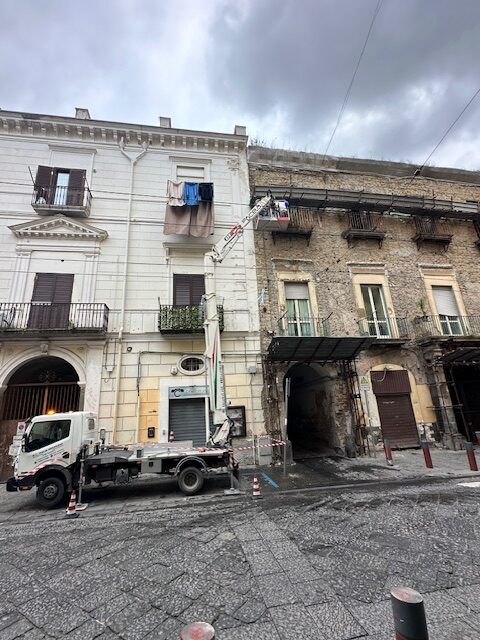 Messa in sicurezza con la nostra piattaforma aerea compatta e sicura senza intralciare la viabilità presso Ercolano