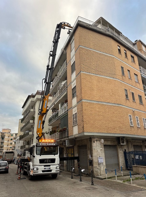 Sollevamento lastre in ceramica con la nostra gru compatta e performante ideale per il centro urbano presso Napoli