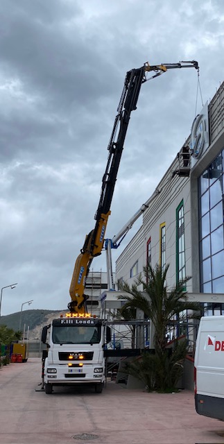 Montaggio insegna con la nostra gru per velocizzare il tuo cantiere presso Nola