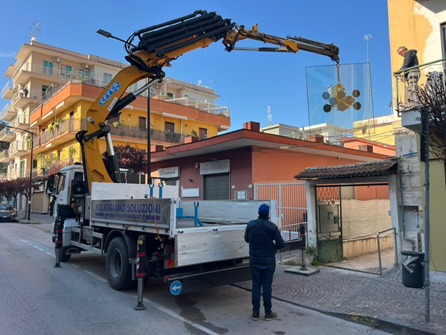 Sollevamento vetri con la nostra gru compatta e performante munita di ventosa motorizzata per agevolarti sul tuo cantiere presso Pomigliano D’Arco