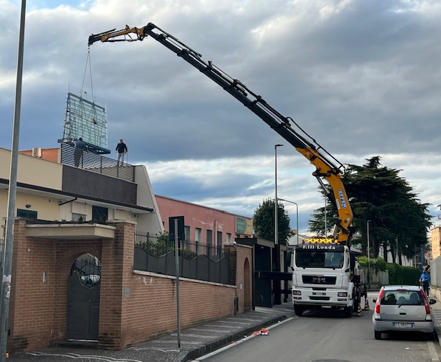 Sollevamento vetri con la nostra gru compatta e performante presso Casoria (NA)