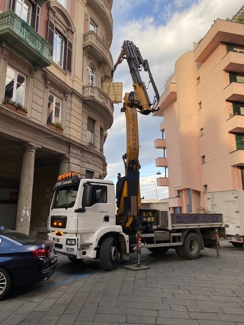 Sollevamento Tavolo in marmo pregiato con la nostra gru compatta e performante presso Napoli