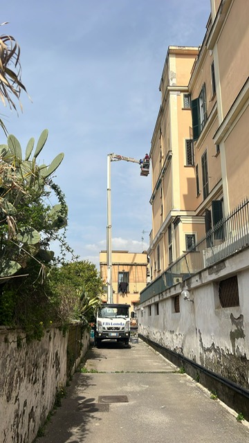 Messa in sicurezza cornicioni con la nostra piattaforma aerea comoda e compatta presso Camaldoli (NA)