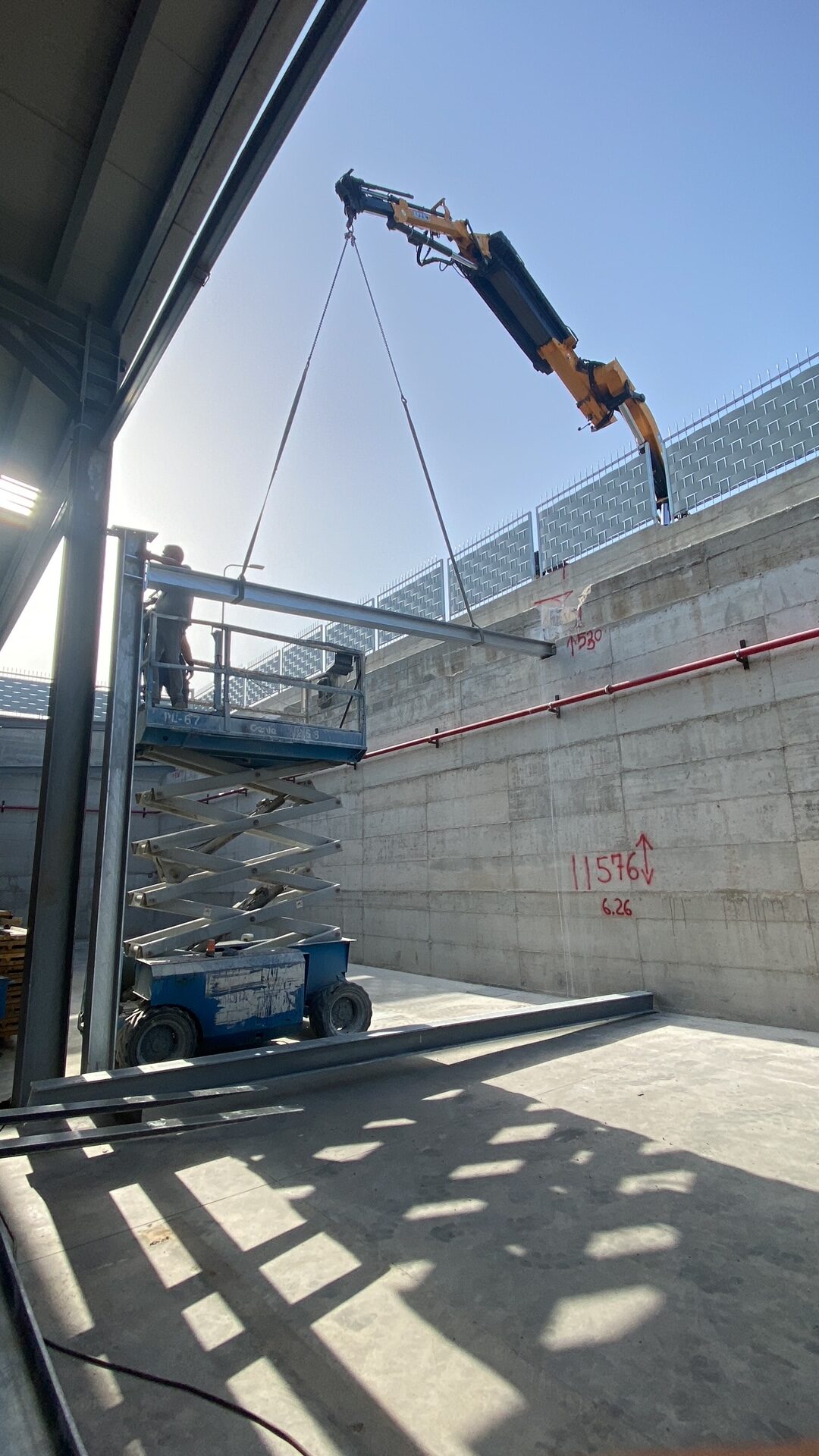 Montaggio strutture metalliche con la nostra gru presso Airola