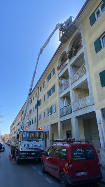 Manutenzione condominiale con la nostra piattaforma aerea diventa semplice e veloce ma sopratutto sicura presso Grumo Nevano