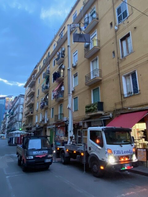 Sollevamento porta blindata con la nostra piattaforma aerea in modalità gru
