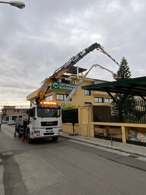 Abbattimento albero con l’ausilio di Gru e Piattaforma aerea per un lavoro rapido e sicuro presso Cardito