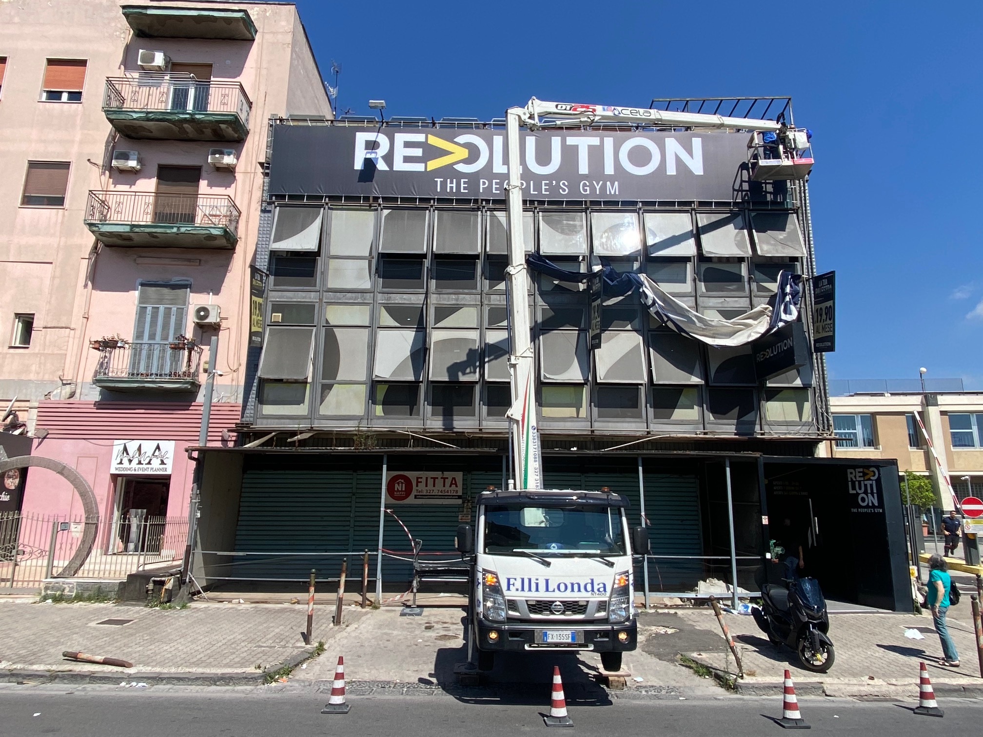 Montaggio striscione pubblicitario con la nostra piattaforma aerea che occupa poco spazio facendoti lavorare comodo e sicuro presso Casoria