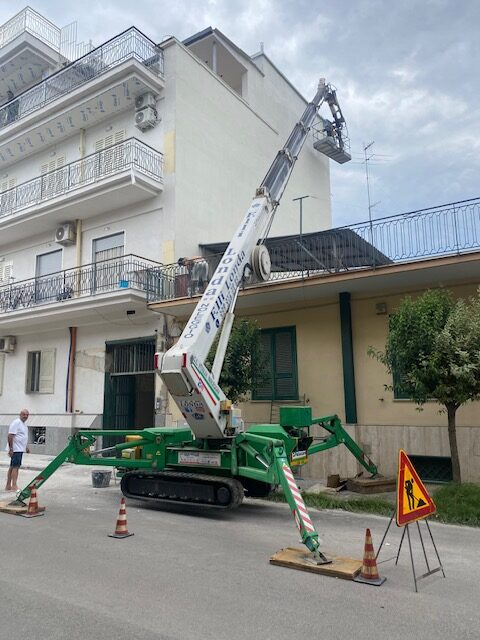 Manutenzione parete fabbricato con il Ragno che ti permette di lavorare comodo sicuro e occupa poco spazio presso Afragola