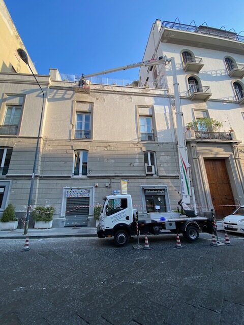 Spicconatura e messa in sicurezza con la nostra piattaforma aerea compatta per lavorare in quota comodo e sicuro presso Napoli