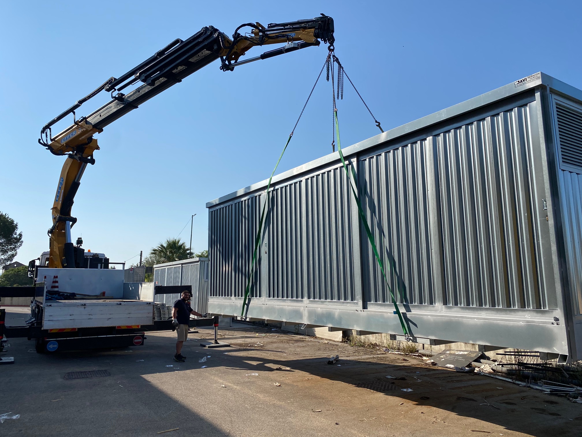 Scarico container con la nostra gru presso Pastorano