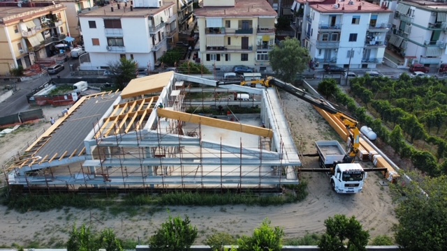 Montaggio trave in legno con la nostra gru compatta e performante presso Pozzuoli