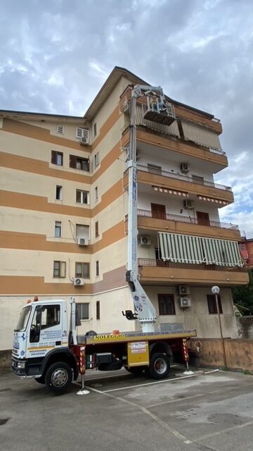 Messa in sicurezza con la nostra piattaforma aerea comoda e sicura presso Condominio Casalnuovo di Napoli