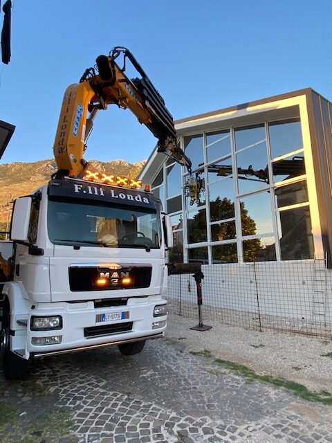 Montaggio vetri in sicurezza con Gru + Ventosa presso San Pietro Infine