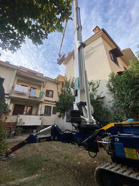 Montaggio lattoneria in punti poco accessibili con la nostra piattaforma aerea RAGNO presso Casagiove