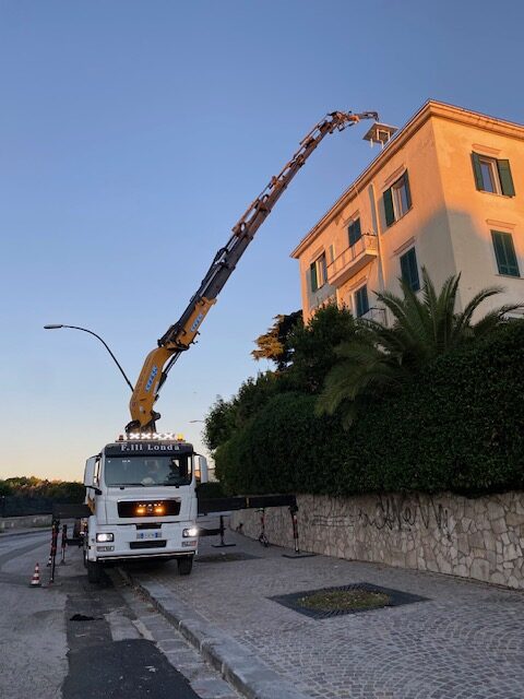 Sollevamento di Arredi su terrazzo presso Napoli