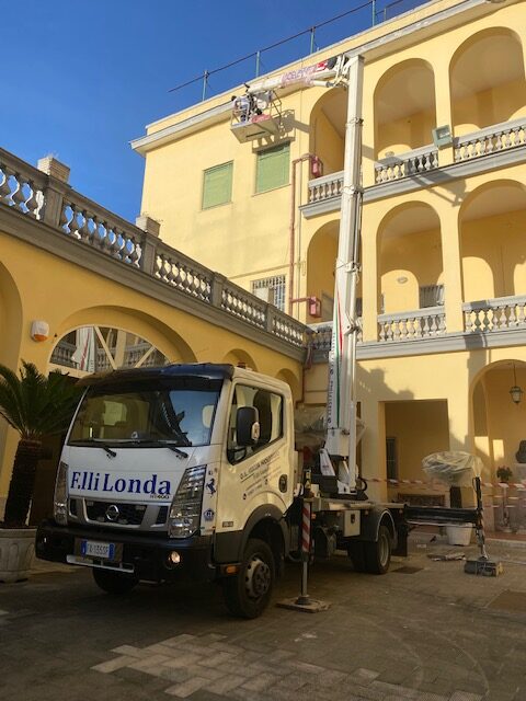 Messa in sicurezza con la nostra Piattaforma aerea comoda e compatta presso Afragola