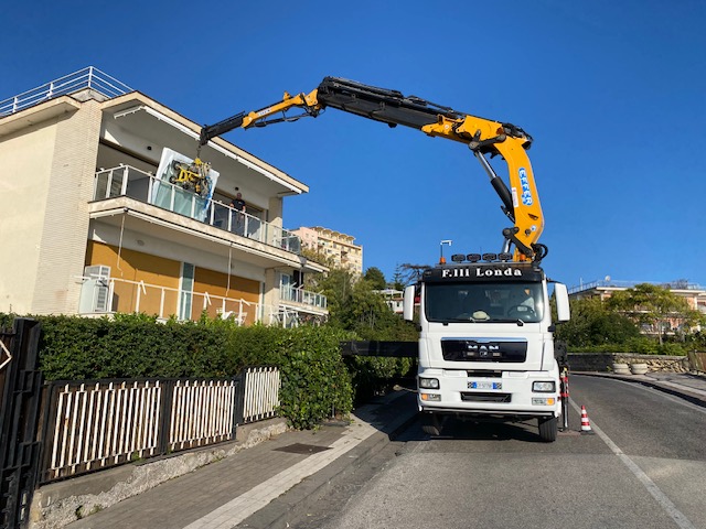 Sollevamento infissi con la nostra Gru + Ventosa presso Napoli