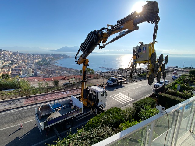 Servizio sollevamento con GRU + VENTOSA che ti permette di lavorare in sicurezza sul tuo Cantiere presso Napoli